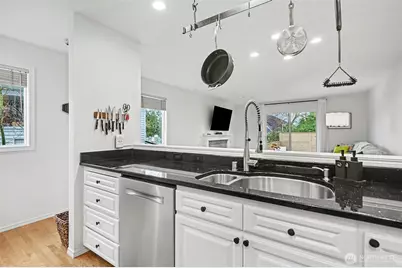 7423 Sunnyside Avenue N, Seattle, WA 98103 - Photo 7