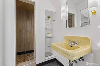 307 W Highland Drive, Seattle, WA 98119 - Photo 25