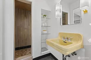 307 W Highland Dr, Seattle, WA 98119 - Photo 25