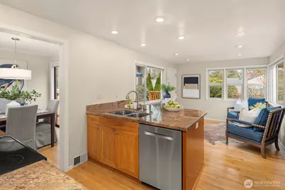 8215 40th Avenue NE, Seattle, WA 98115 - Photo 9