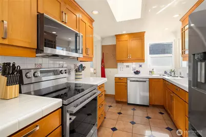 11252 Evanston Avenue N, Seattle, WA 98133 - Photo 7