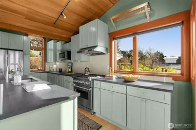 2572 13th Avenue W, Seattle, WA 98119 - Photo 9