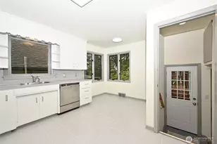 2418 Federal Ave E, Seattle, WA 98102 - Photo 9