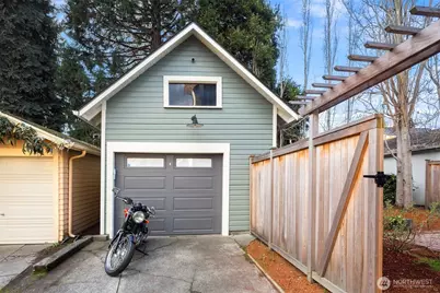 4323 Sunnyside Avenue N, Seattle, WA 98103 - Photo 35