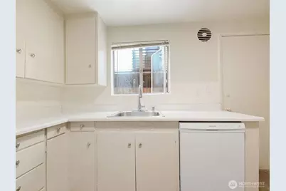 2020 Eastlake Avenue E, Seattle, WA 98102 - Photo 25