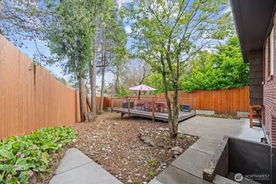 8250 Corliss Avenue N, Seattle, WA 98103 - Photo 21