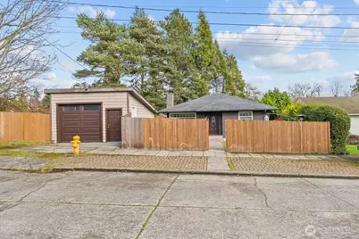 8250 Corliss Avenue N, Seattle, WA 98103 - Photo 17