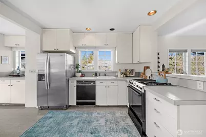 8007 Fremont Avenue N, Seattle, WA 98103 - Photo 13