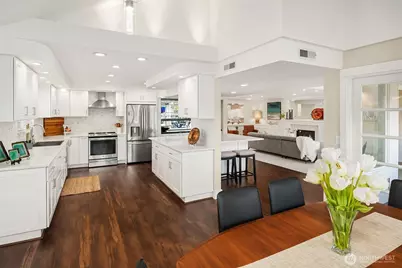 379 101st Avenue SE, Bellevue, WA 98004 - Photo 7