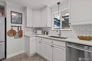 915 Monroe Ave NE, Renton, WA 98056 - Photo 9