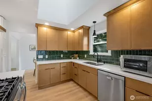 10723 Densmore Ave N, Seattle, WA 98133 - Photo 9