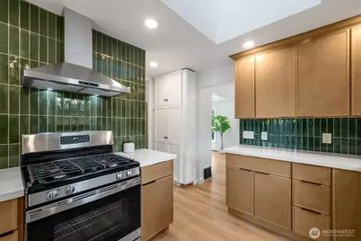 10723 Densmore Avenue N, Seattle, WA 98133 - Photo 11