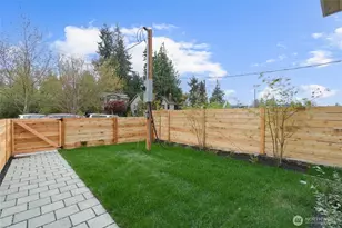 8815 Densmore Ave N, Seattle, WA 98103 - Photo 39