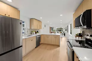 704 N 104th St, Seattle, WA 98133 - Photo 7