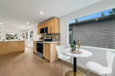 704 N 104th Street, Seattle, WA 98133 - Photo 9