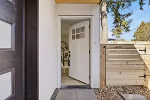 526 N 100th St, Seattle, WA 98133 - Photo 3