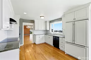 2602 Hillside Ln, Everett, WA 98203 - Photo 11