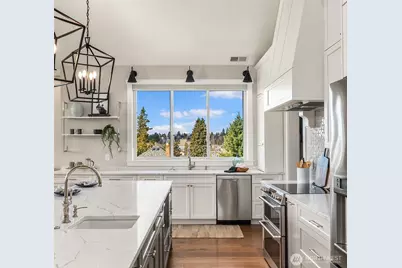 8004 Burke Avenue N, Seattle, WA 98103 - Photo 9