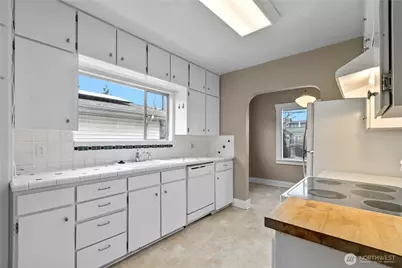 8211 20th Avenue NE, Seattle, WA 98115 - Photo 13