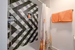 910 Lenora St, Seattle, WA 98121 - Photo 9