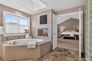 25902 NE 1st Pl, Sammamish, WA 98074 - Photo 17