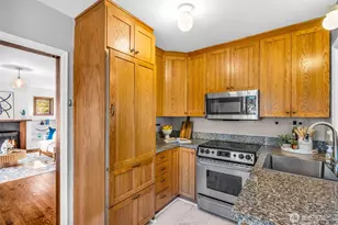 2301 Delmar Dr E, Seattle, WA 98102 - Photo 9
