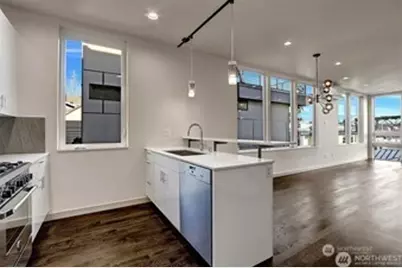 3932 1st Avenue NE, Seattle, WA 98105 - Photo 9