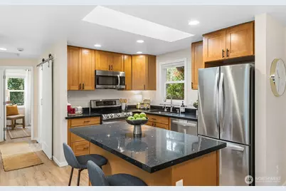 10731 Dayton Avenue N, Seattle, WA 98133 - Photo 11