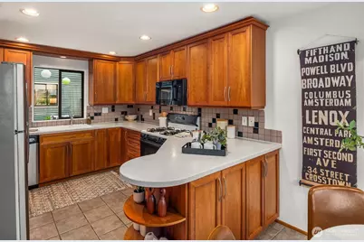 343 N 74th Street, Seattle, WA 98103 - Photo 9