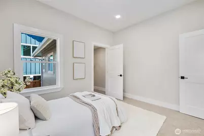 8226 Meridian Avenue N, Seattle, WA 98103 - Photo 17