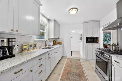 7720 Meridian Avenue N, Seattle, WA 98103 - Photo 13