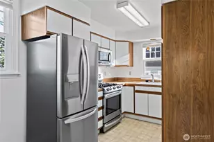 2403 N 44th St, Seattle, WA 98103 - Photo 3