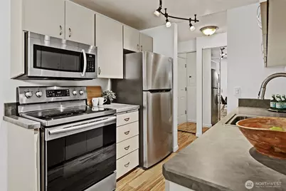 10501 8th Avenue NE #406, Seattle, WA 98125 - Photo 9