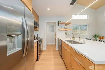 11740 Phinney Avenue N, Seattle, WA 98133 - Photo 7