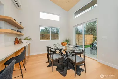 11740 Phinney Avenue N, Seattle, WA 98133 - Photo 5