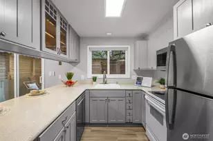 11401 Roosevelt Way NE, Seattle, WA 98125 - Photo 19