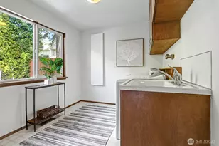 8900 2nd Ave NE, Seattle, WA 98115 - Photo 17