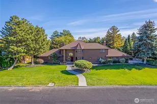 810 D St SW, Ephrata, WA 98823 - Photo 1
