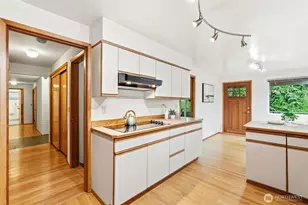 1058 NE 106th St, Seattle, WA 98125 - Photo 9