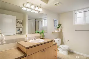 124 Bellevue Ave E, Seattle, WA 98102 - Photo 15