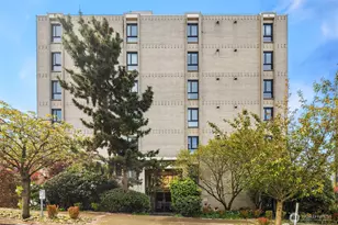 7 Highland Dr, Seattle, WA 98109 - Photo 3