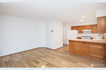 9741 Woodlawn Avenue N, Seattle, WA 98103 - Photo 7