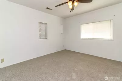 14523 Pioneer Way E, Puyallup, WA 98372 - Photo 9