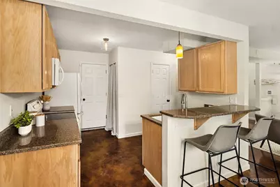 9253 Fremont Avenue N, Seattle, WA 98103 - Photo 11