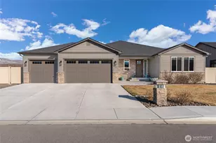 755 S Perry Ave, East Wenatchee, WA 98802 - Photo 1