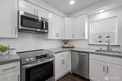 940 N 89th Street, Seattle, WA 98103 - Photo 11