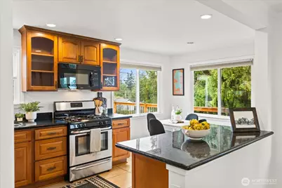 11513 Palatine Avenue N, Seattle, WA 98133 - Photo 9