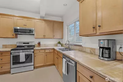 6604 198th Place SW, Lynnwood, WA 98036 - Photo 3