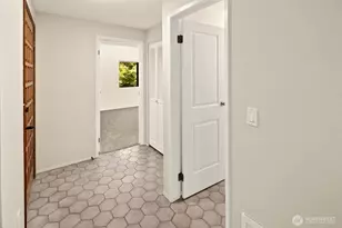 6652 Park Point Way NE, Seattle, WA 98115 - Photo 29