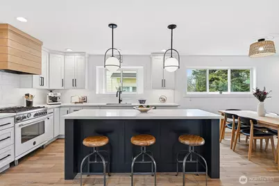 132 NE 52nd Street, Seattle, WA 98105 - Photo 9